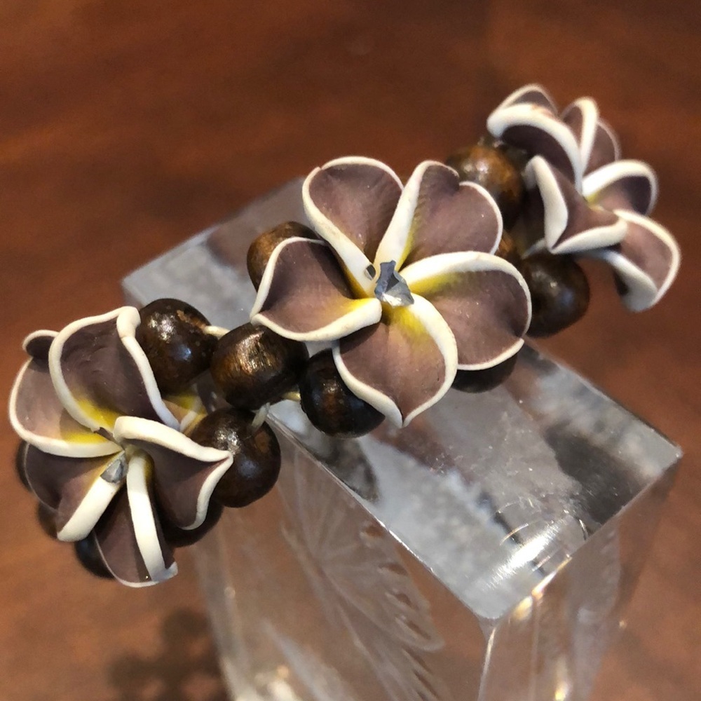 Brown and Cream Floral Beaded Hawaiian Plumeria Stretch Bracelet - Picture 2 of 9